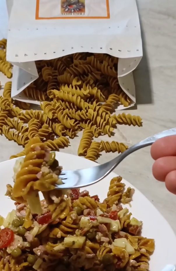 Fusilli alla Curcuma Freddi con Prosciutto, Spianata, Formaggi e Pesto