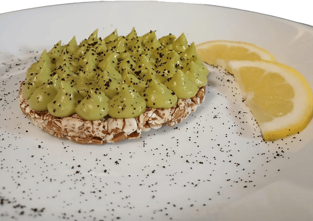 Gallette di Farro con Crema di Avocado e Aglio Nero