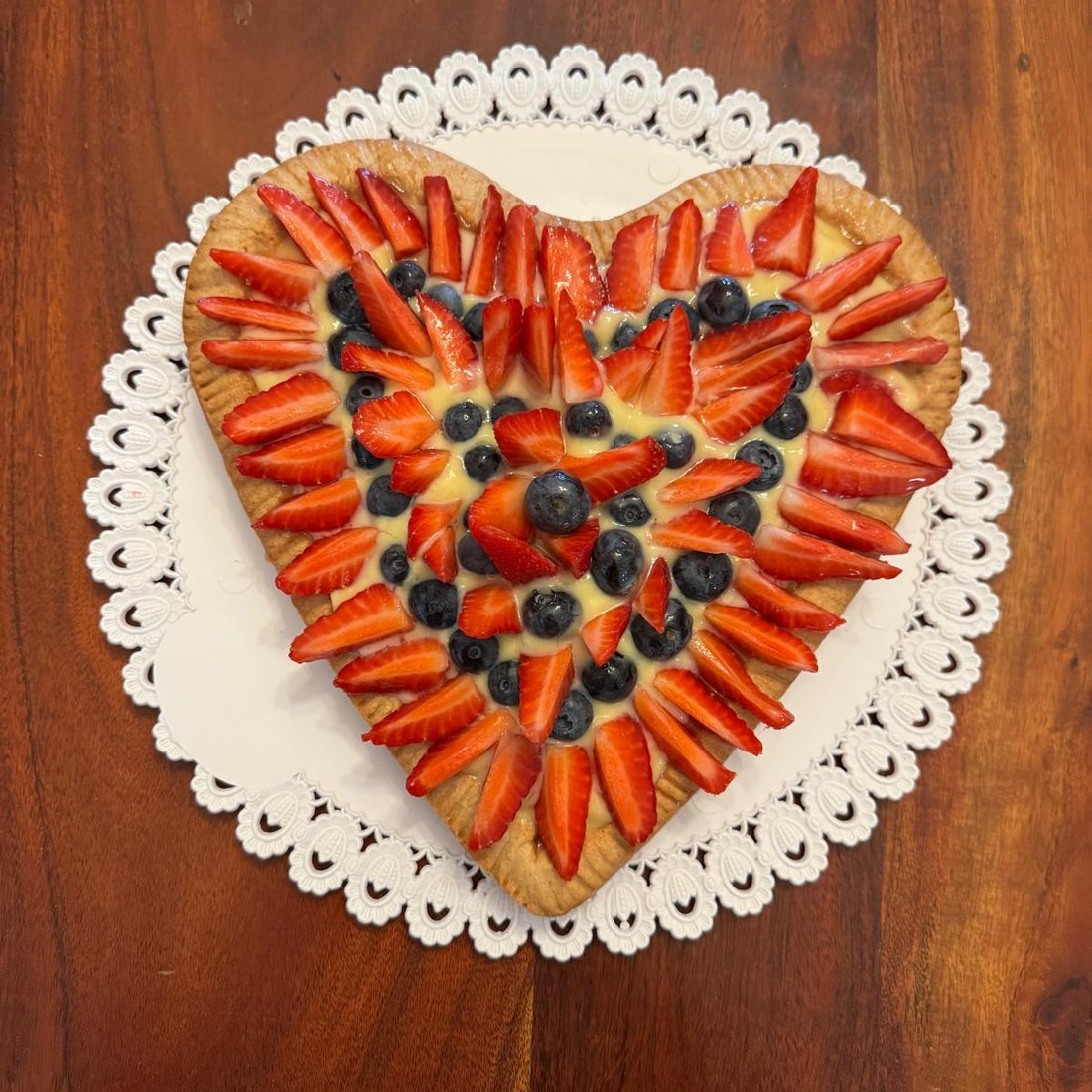 Crostata con farina di farro, crema e fragole