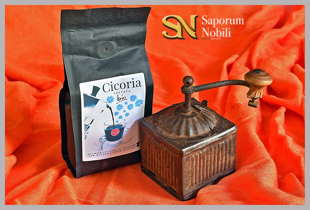 Caffè di cicoria con macina caffè manuale